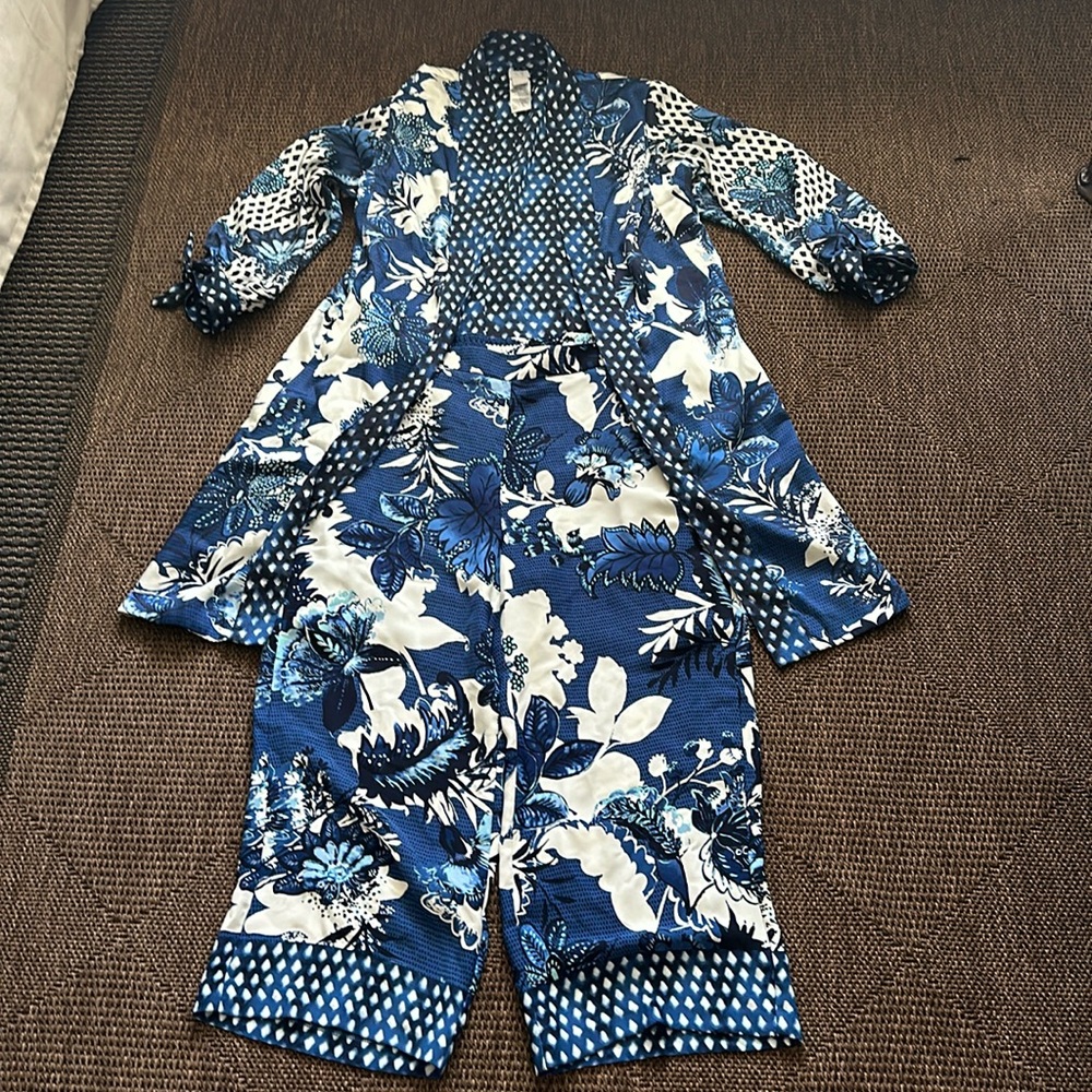 Chicos two-piece set! The jacket is reversible